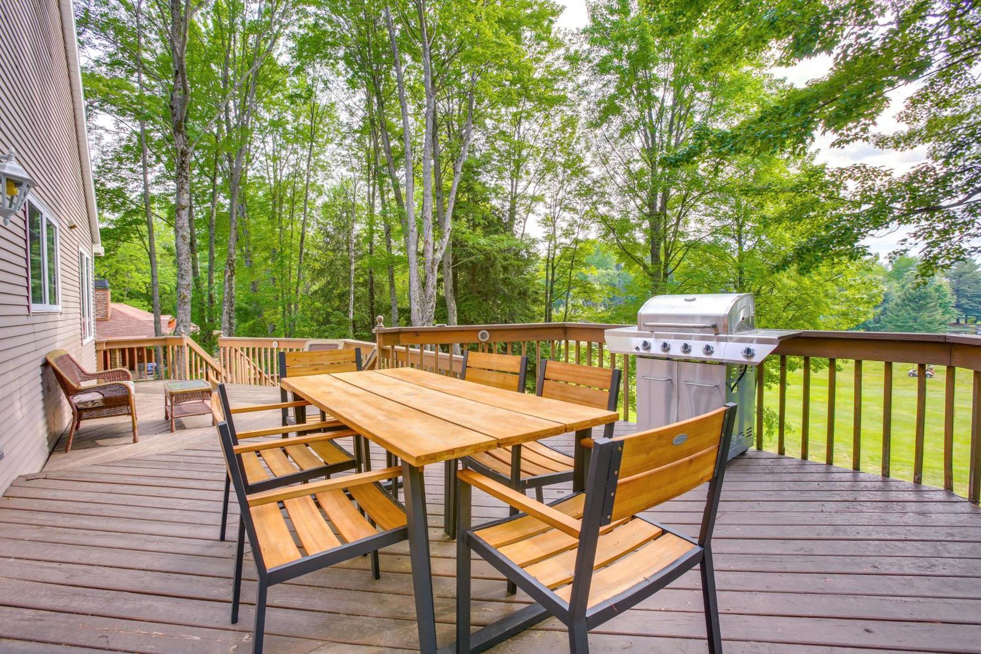 Family-Friendly Cadillac Home With Golf Course Views Exterior photo