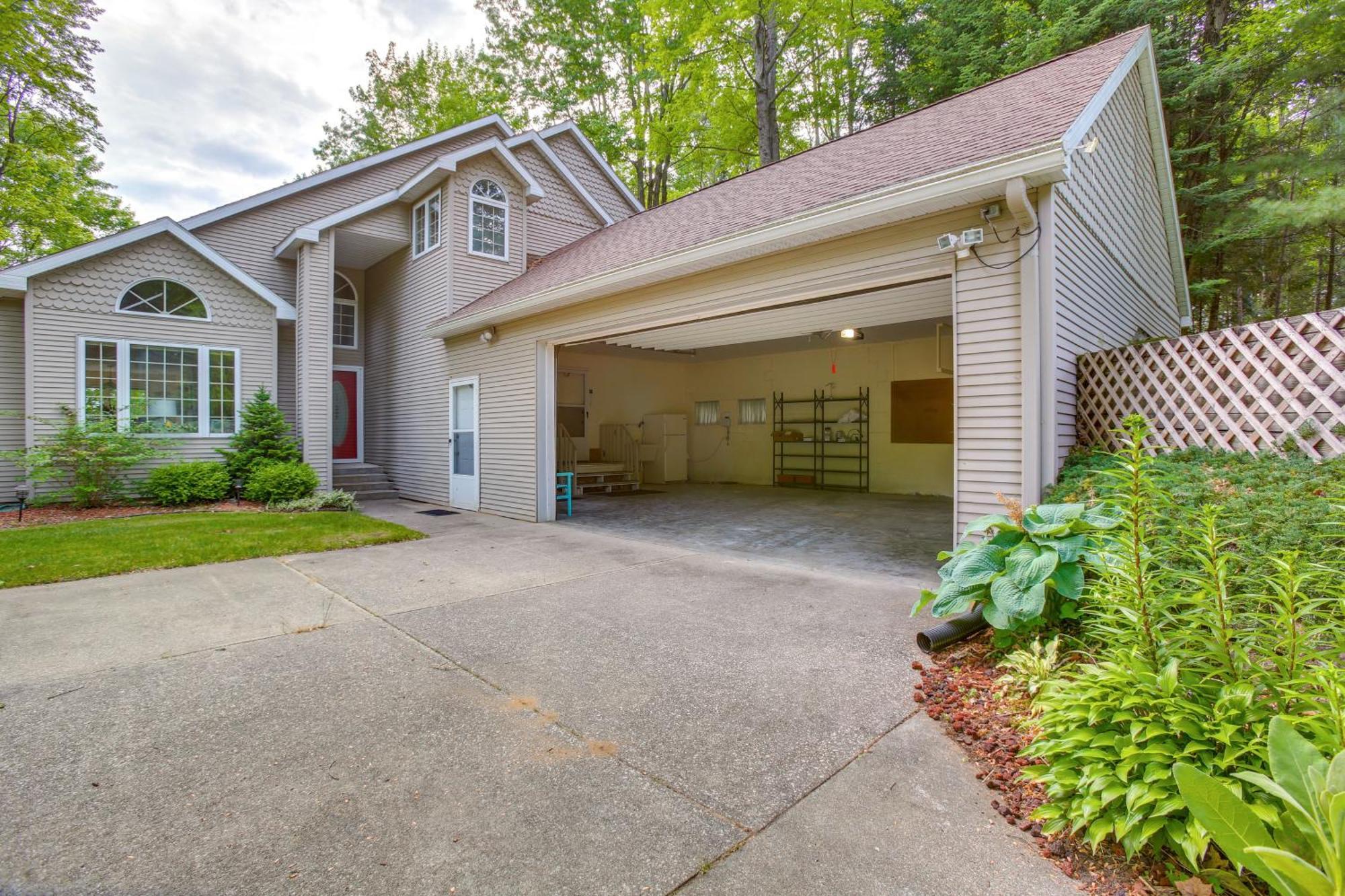 Family-Friendly Cadillac Home With Golf Course Views Exterior photo