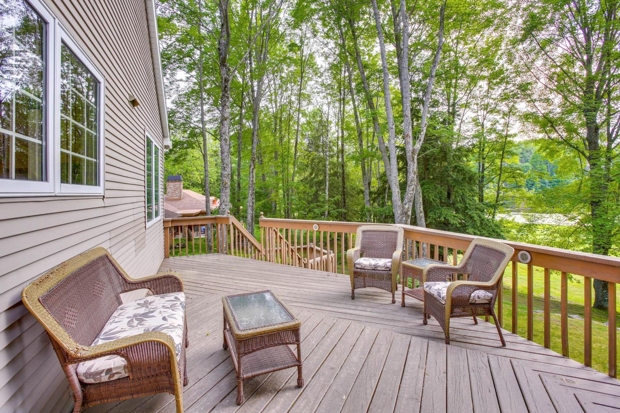 Family-Friendly Cadillac Home With Golf Course Views Exterior photo