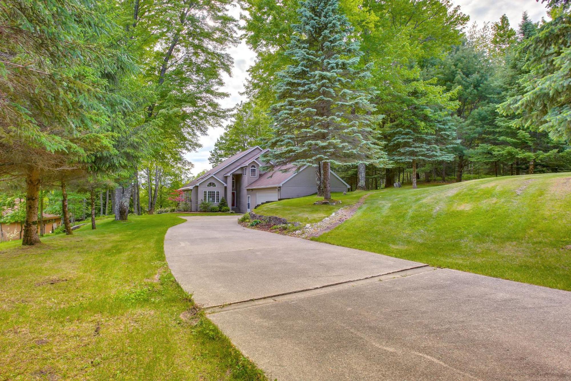 Family-Friendly Cadillac Home With Golf Course Views Exterior photo